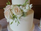 wedding cakes with fresh flowers